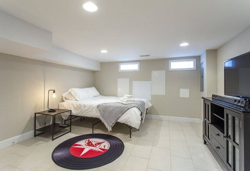 Home Away From Home Grad Hospital Gem With Patio