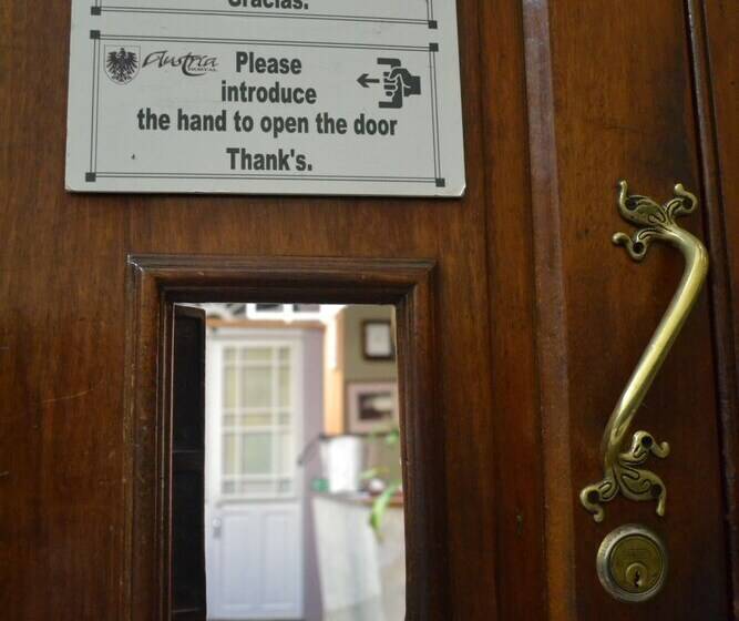 Hostal Austria   Hostel