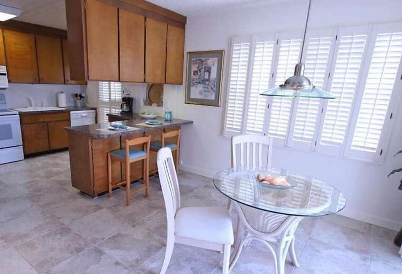 فندق Beachouse Inn & Suites