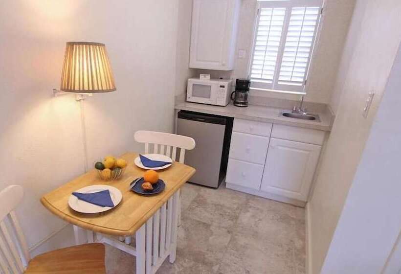 فندق Beachouse Inn & Suites