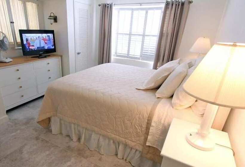 فندق Beachouse Inn & Suites