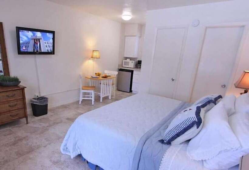 فندق Beachouse Inn & Suites