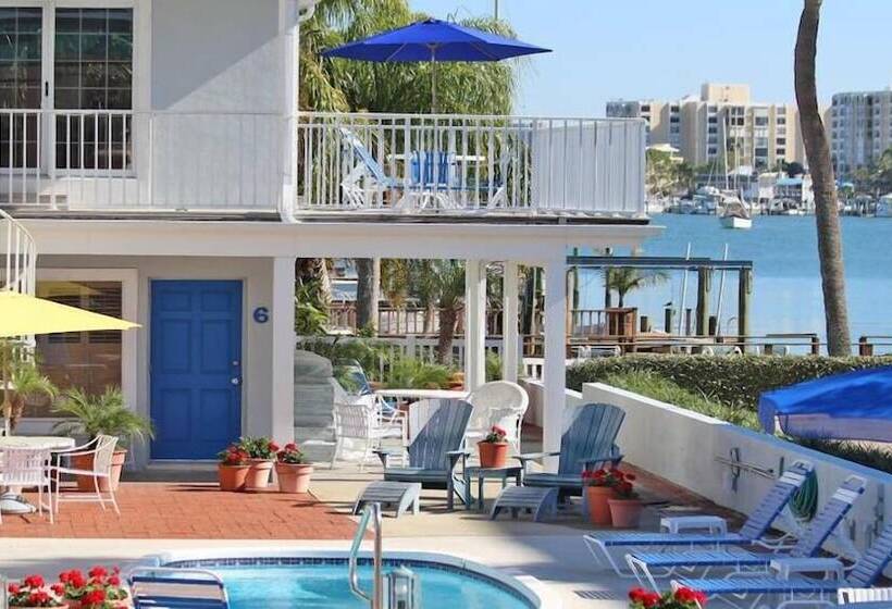 فندق Beachouse Inn & Suites