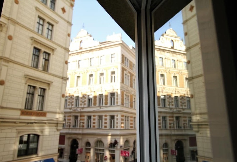 هتل Edelweiss City Apartments State Opera