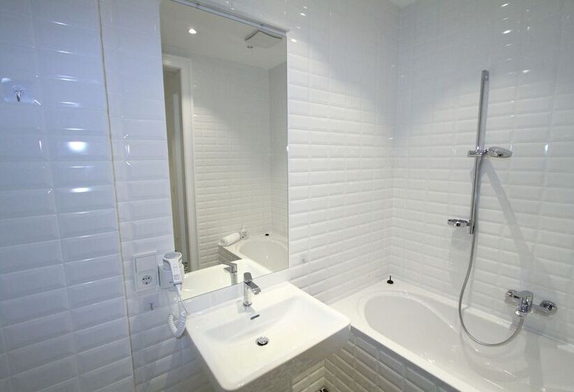 هتل Edelweiss City Apartments State Opera