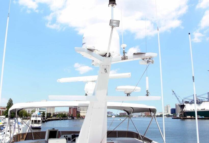 فندق Luxury 3 Level Traditional Yacht