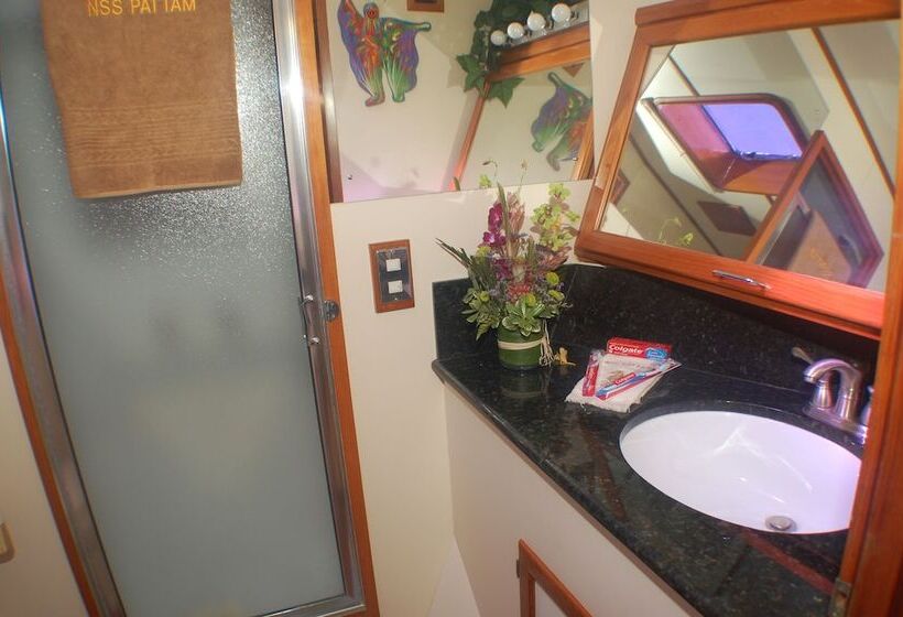 فندق Luxury 3 Level Traditional Yacht