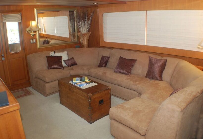 فندق Luxury 3 Level Traditional Yacht