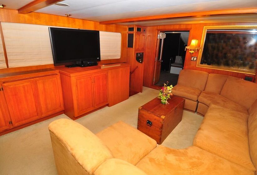 فندق Luxury 3 Level Traditional Yacht