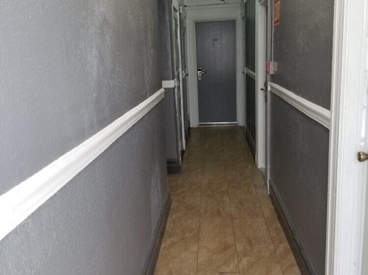 בית מלון כפרי Page