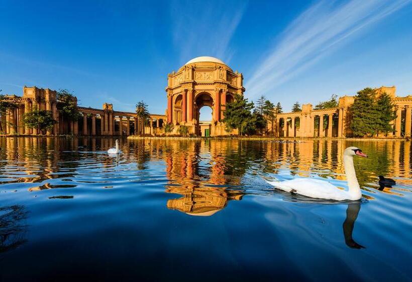 בית מלון כפרי Page