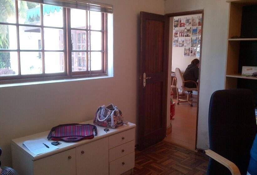 ペンション 77 On 8th Rosebank