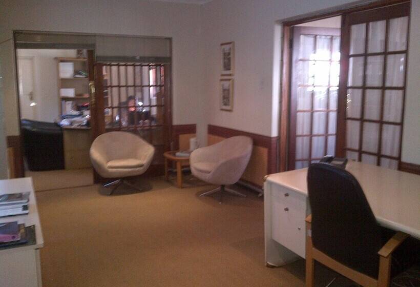 ペンション 77 On 8th Rosebank