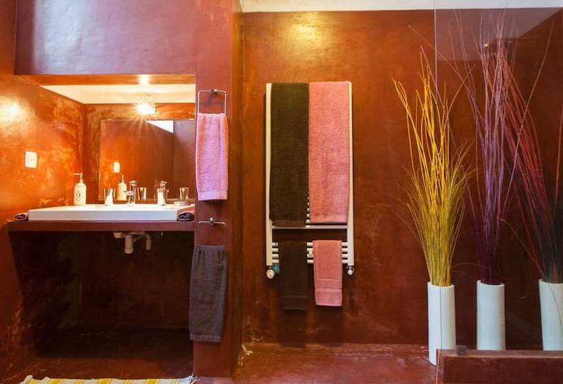 بنسيون Three4six Guesthouse