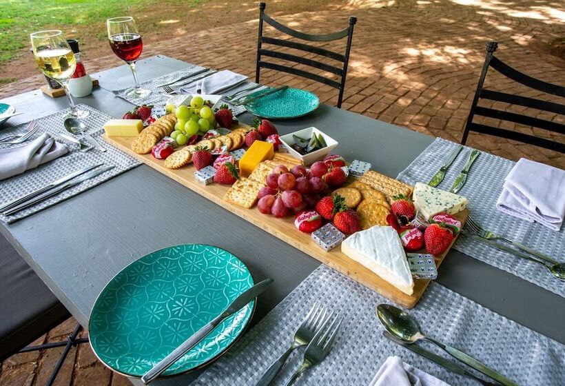 פנסיון Whispering Pines Country Estate