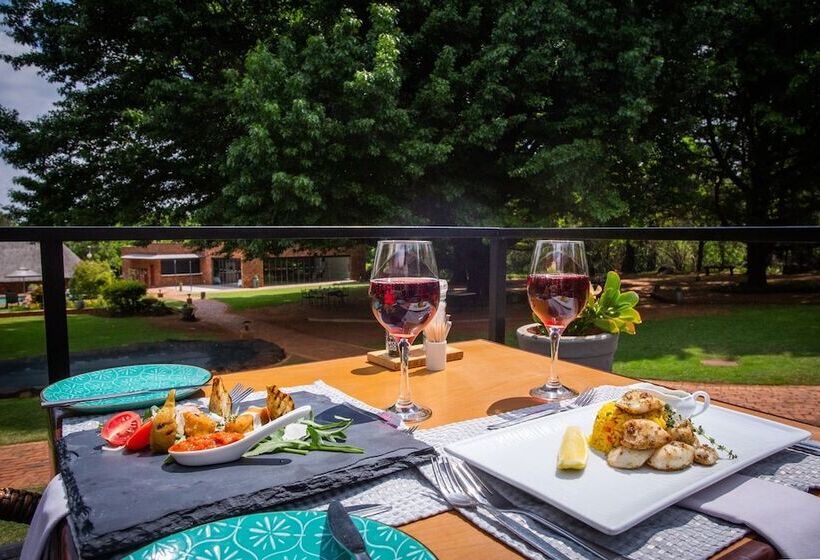 פנסיון Whispering Pines Country Estate