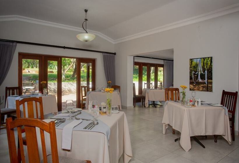 פנסיון Whispering Pines Country Estate