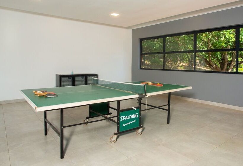 פנסיון Whispering Pines Country Estate