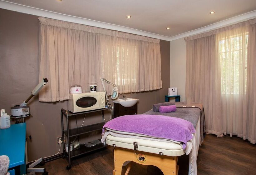 פנסיון Whispering Pines Country Estate