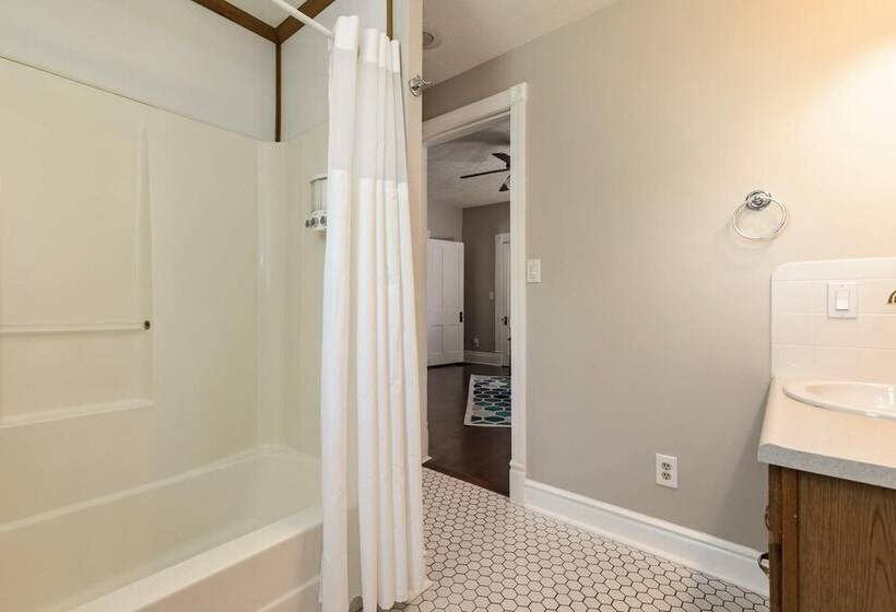 Two Units Entire Stylish Restored House On Frankfort Ave By Cozysuites