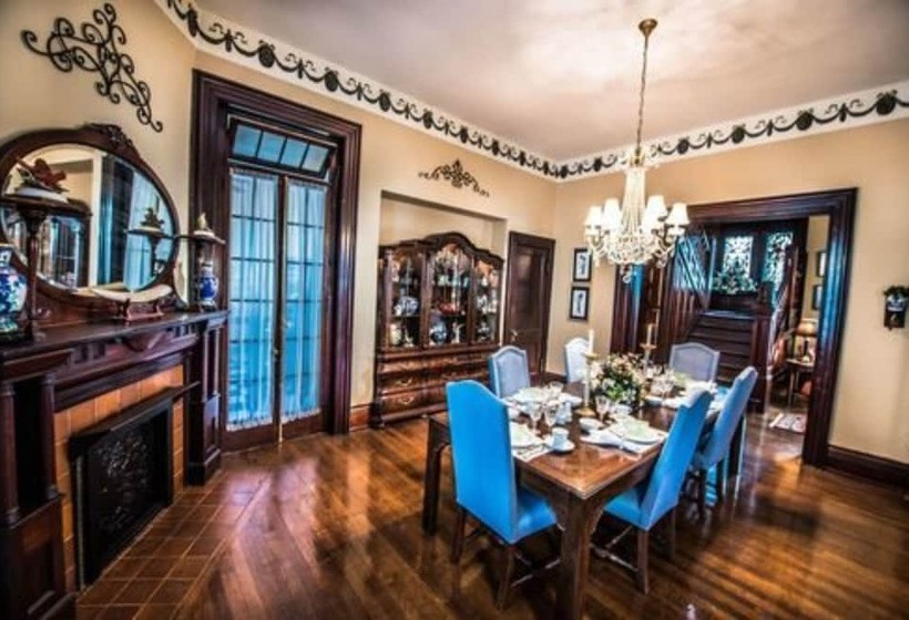 민박 Inn At St James Court