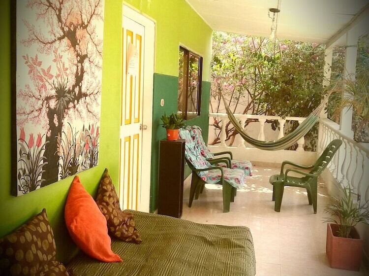 Hostal Garden House   Hostel