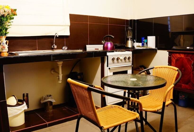 簡易ホテル Javi's Rooms