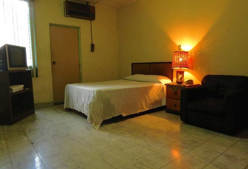 Hostal Tropicana