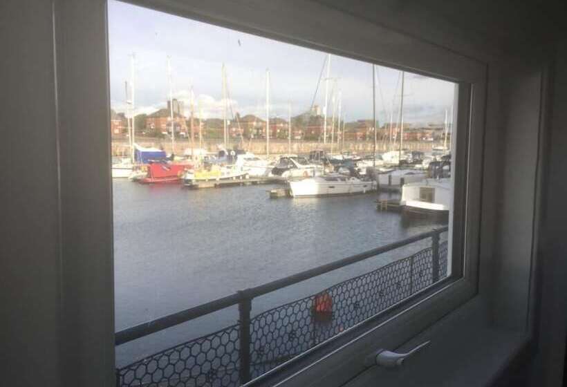 ホテル Duplex Barge Cinema Room 6 Ensuite Double Triple Bedrooms Great Social Spaces