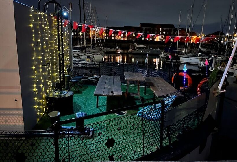 ホテル Duplex Barge Cinema Room 6 Ensuite Double Triple Bedrooms Great Social Spaces