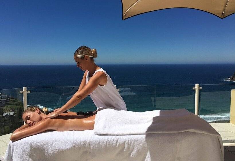 Отель Jonahs Restaurant & Accommodation, Whale Beach