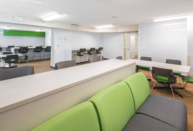 ホテル Macewan University Residence