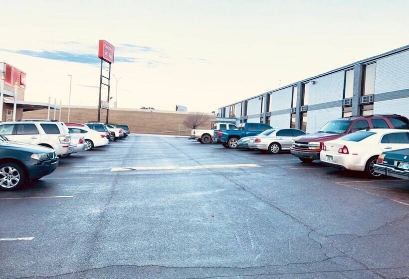 فندق على الطريق Courtesy Inn