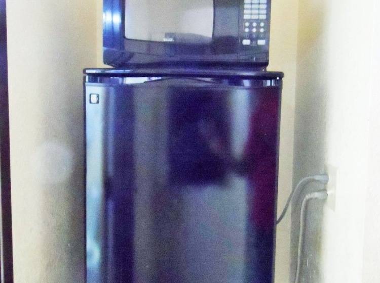 فندق على الطريق Courtesy Inn