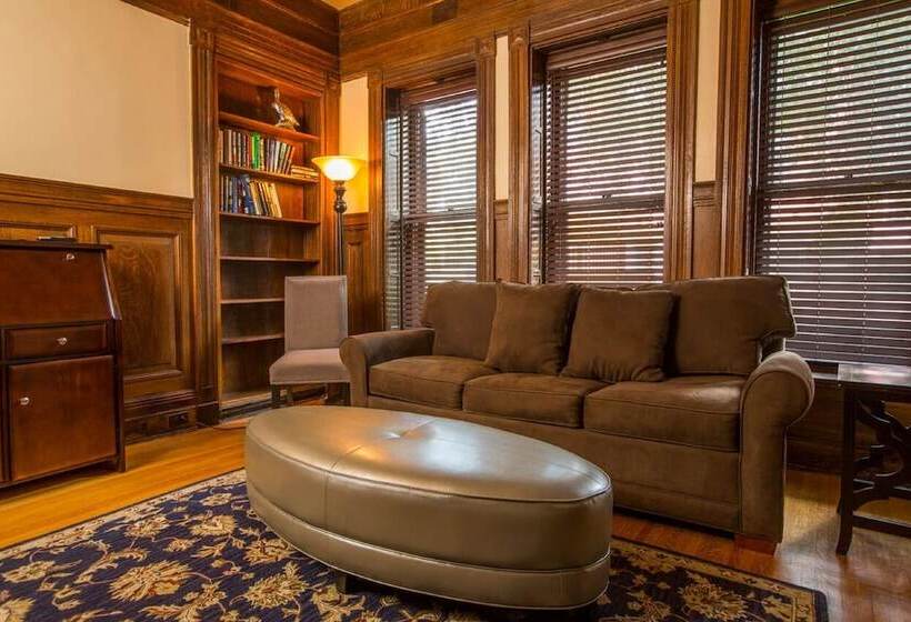 پانسیون 7 On Strath