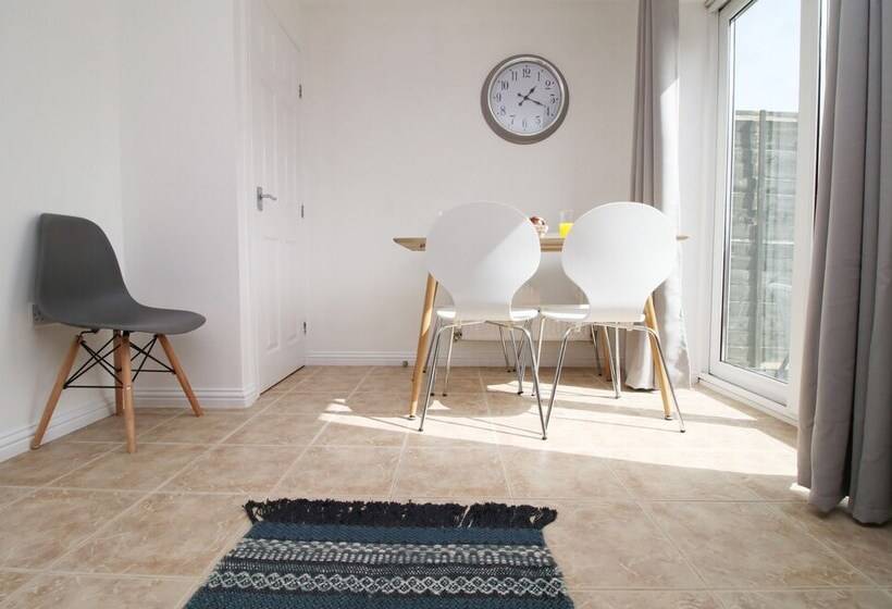 Пансион Gwent House By Tŷ Sa