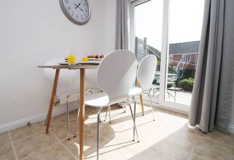 Пансион Gwent House By Tŷ Sa