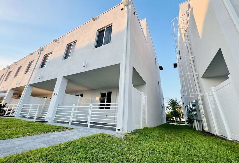 پانسیون Rare Find! New Corner House By Mia Best Of Doral