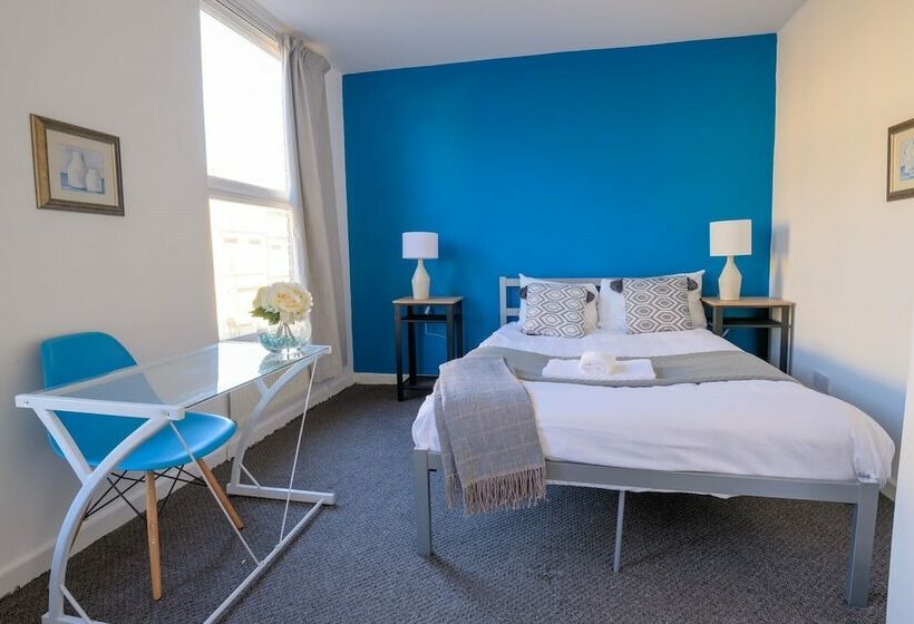 Пансион Spacious 5 Bed House, Perfect For Groups, Great Location