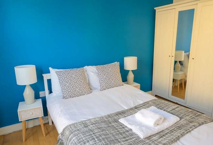 Пансион Spacious 5 Bed House, Perfect For Groups, Great Location