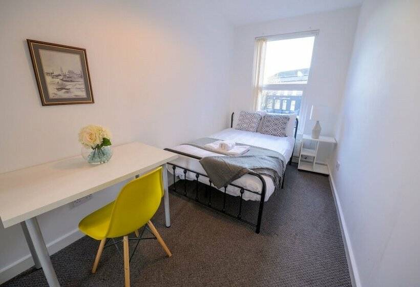 Пансион Spacious 5 Bed House, Perfect For Groups, Great Location