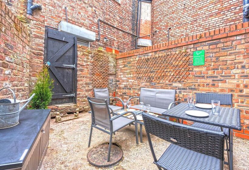 펜션 Spacious 5 Bed House, Perfect For Groups, Great Location