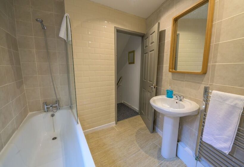 Пансион Spacious 5 Bed House, Perfect For Groups, Great Location