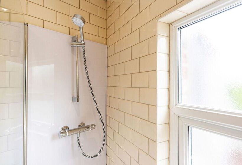 Пансион Spacious 5 Bed House, Perfect For Groups, Great Location