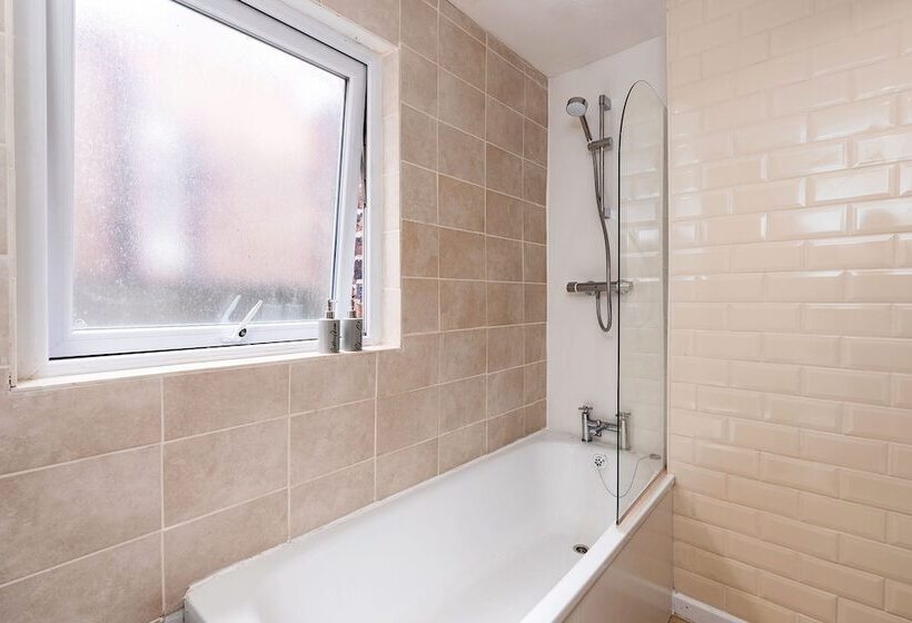 Пансион Spacious 5 Bed House, Perfect For Groups, Great Location