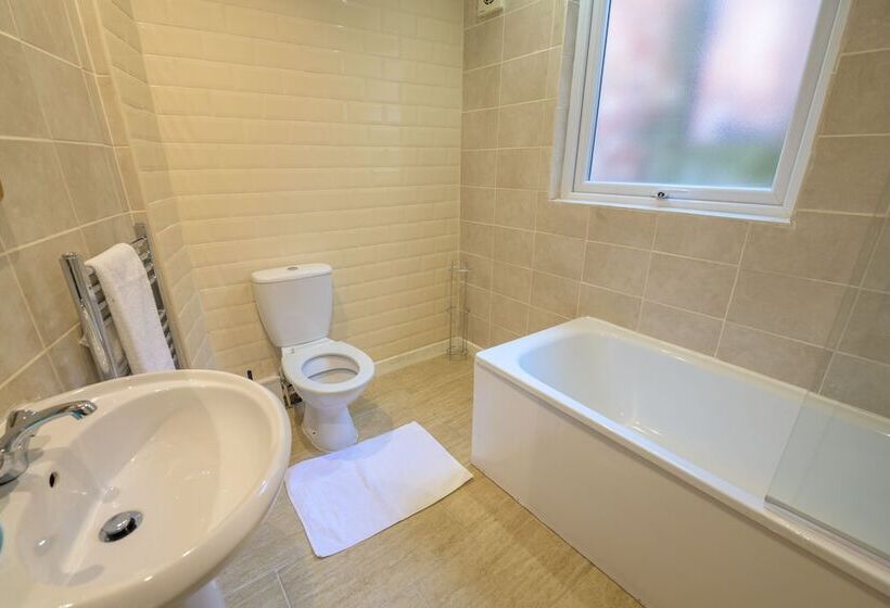 Пансион Spacious 5 Bed House, Perfect For Groups, Great Location