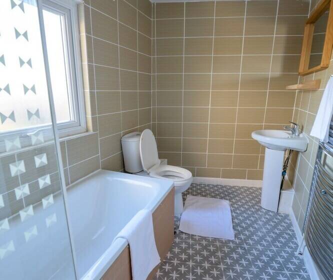 Пансион Spacious 5 Bed House, Perfect For Groups, Great Location