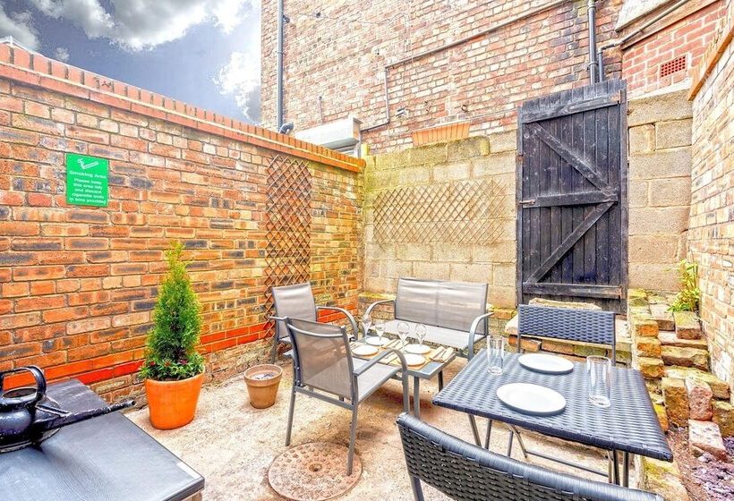 펜션 Spacious 5 Bed House, Perfect For Groups, Great Location