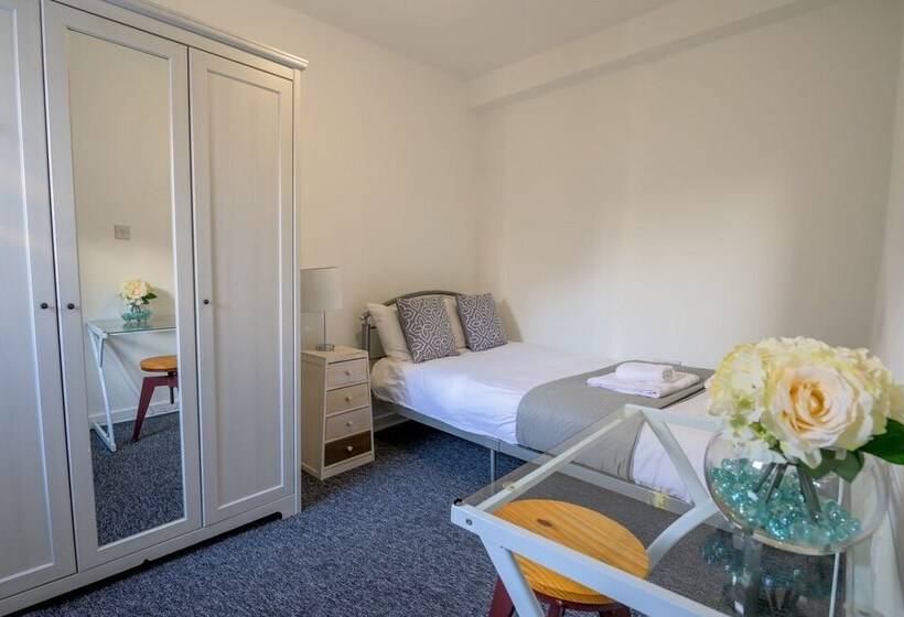 Пансион Spacious 5 Bed House, Perfect For Groups, Great Location