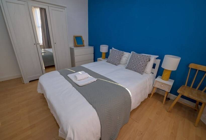 Пансион Spacious 5 Bed House, Perfect For Groups, Great Location